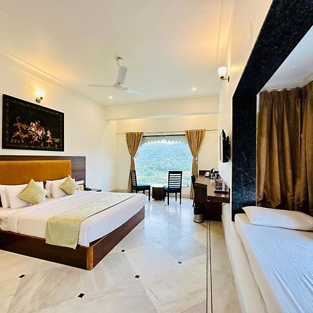 Mewar Palace Resort And Spa Udaipur Buitenkant foto
