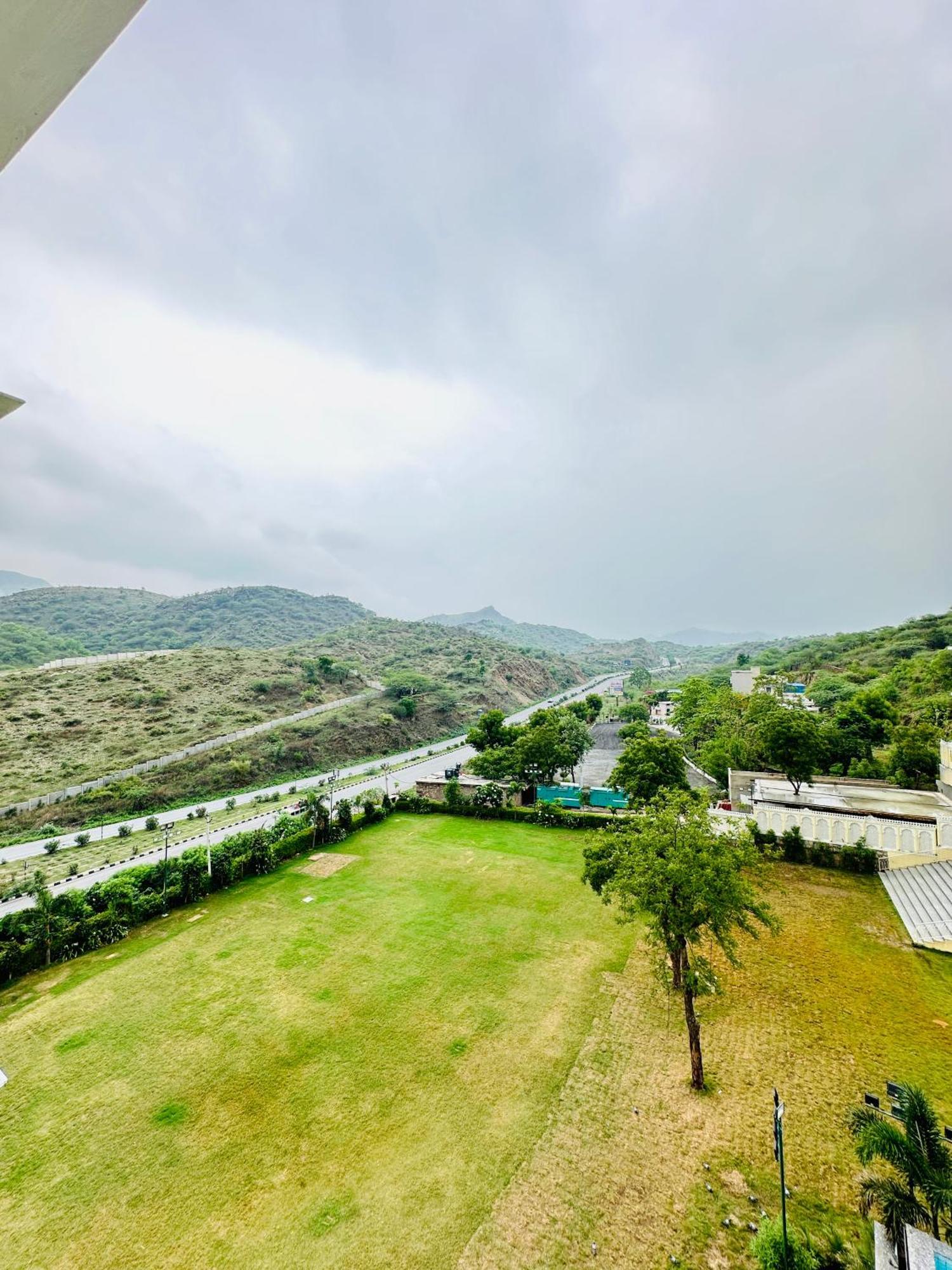 Mewar Palace Resort And Spa Udaipur Buitenkant foto
